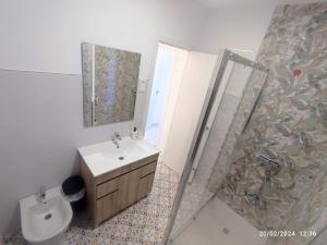 ein Bad mit einem WC, einem Waschbecken und einer Dusche in der Unterkunft Central Bruno Valencia Apartments - Suite & Rooms - Downtown in Valencia