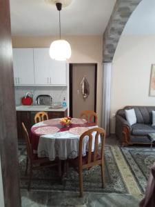 Una cocina y una sala de estar con mesa y sillas. en Mama's House, en Kavala