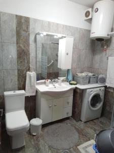 Un baño con lavabo y lavadora. en Mama's House, en Kavala
