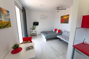 een woonkamer met een bank en een tafel bij Dream- Downtown-Studios in Paphos City