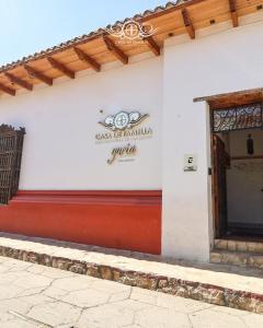 un bâtiment avec un panneau sur son côté dans l'établissement Hotel Casa de Familia de San Cristobal, à San Cristóbal de Las Casas