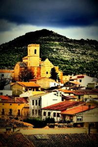 una ciudad con una torre de reloj y una montaña en Casa rural el Mirador de Alatoz, en Alatoz