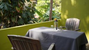 una mesa con una botella de vino y dos sillas en couple rooms special edition, en Varkala