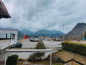 - une vue sur un parking avec des montagnes en arrière-plan dans l'établissement Hotel la Rosa, à Tolmezzo