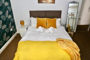 een slaapkamer met een bed met twee handdoeken erop bij Heart of Brighton City Centre by 9S Living in Brighton & Hove