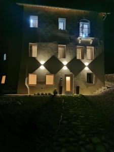 een gebouw met lichten aan de zijkant 's nachts bij Casa BORRIERO Farmhouse in Sospirolo