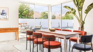 Posezení v ubytování Luminous Villa with pool, bbq and mountain views