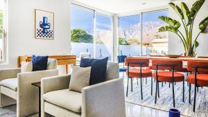 Posezení v ubytování Luminous Villa with pool, bbq and mountain views + 23 fotografií