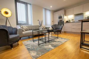 een woonkamer met een bank en een tafel bij Luxury City Centre Apartment (Weekly Booking) in Hull