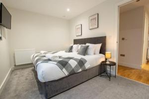 a bedroom with a large bed in a room at Luxury City Centre Apartment (Weekly Booking) in Hull