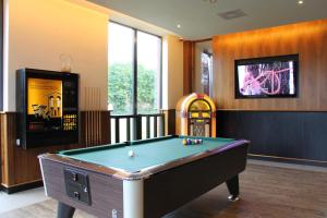 TV a/nebo společenská místnost v ubytování Bastion Hotel Vlaardingen