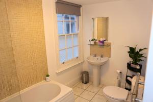 een badkamer met een wastafel, een toilet en een bad bij Heart of Brighton City Centre by 9S Living in Brighton & Hove