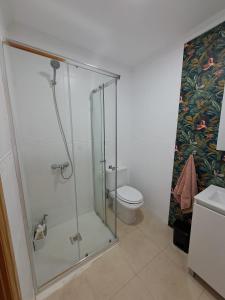 een badkamer met een douche en een toilet bij The Home E&N in Gáldar