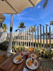 a table with plates of food on top of the beach at Hotel La Fragata in Coveñas
