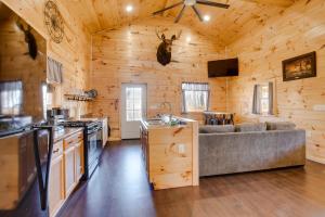 een keuken en een woonkamer in een blokhut bij Friends and Family Rental Cabin with Hot Tub! 