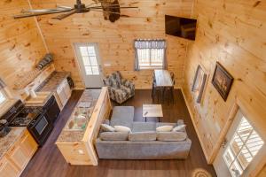 einen Blick über ein Wohnzimmer in einem Blockhaus in der Unterkunft Friends and Family Rental Cabin with Hot Tub! 