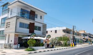 een gebouw aan de kant van een stadsstraat bij Dream- Downtown-Studios in Paphos City