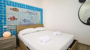 una camera con un letto e una parete piastrellata blu di Welcomely - La Vecchia Ancora a Càbras