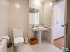 uma casa de banho branca com um WC e um lavatório em Villa LA KAZ em Castillo de Aro