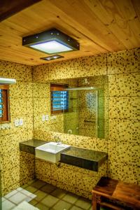 uma casa de banho com um lavatório e um espelho em Paradise Camp em Monte das Gameleiras