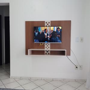 einen Flachbild-TV auf einer Wand in der Unterkunft Apartamento 102 mobiliado 2 quartos Jaraguá do Sul-SC in Jaraguá do Sul