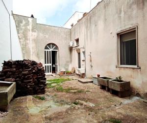 vista esterna di un edificio con parete in pietra di Casa Ottavio a Tiggiano