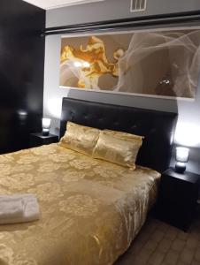una camera da letto con un letto con sopra un dipinto di Chez Ana à Morez a Morbier