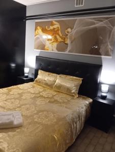 a bedroom with a bed with a painting above it at Chez Ana à Morez in Morbier