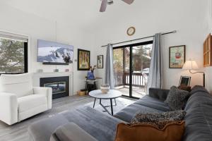 een woonkamer met een bank en een open haard bij Redpine Peaks Condo Mins to Ski Canyons Resort in Park City