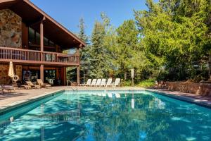 een zwembad voor een huis bij Redpine Peaks Condo Mins to Ski Canyons Resort in Park City