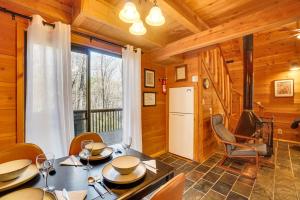 Un comedor con una mesa y una ventana. en Sautee Nacoochee Mtn Paradise with Spacious Deck!, en Sautee Nacoochee 21 fotos más