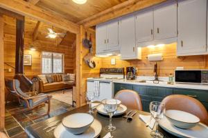 eine Küche und ein Esszimmer mit einem Tisch und Stühlen in der Unterkunft Sautee Nacoochee Mtn Paradise with Spacious Deck! in Sautee Nacoochee