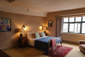 韋爾斯的住宿－薩默塞特郡韋爾斯皇冠酒店，一间卧室设有一张床和一个窗口