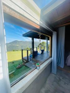 a room with a balcony with a view at Cabana Monte - Pousada Colina dos Ventos in Urubici