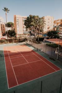 una pista de tenis en medio de una ciudad en Apartamento pobla farnals playa, en Las Canteras