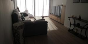 un salon avec un canapé et une télévision dans l'établissement Appartement Penthouse Orihuela costa, à Orihuela Costa 41 autres photos