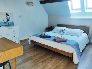 1 dormitorio con 1 cama con toallas en Maison d'Hôtes à Saint Nectaire Chez MamBillig, en Saint-Nectaire