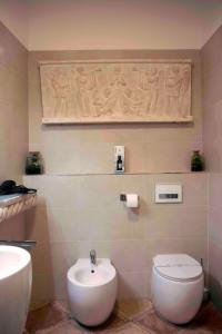 bagno con servizi igienici bianchi e lavandino di Andante con nobile - brand new a Dubrovnik