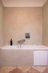 bagno con vasca in camera di Andante con nobile - brand new a Dubrovnik