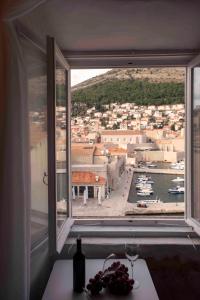 una finestra con vista su una città con barche di Andante con nobile - brand new a Dubrovnik