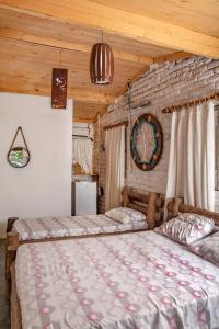 1 dormitorio con 2 camas en una cabaña en Paradise Camp en Monte das Gameleiras