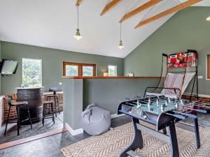uma sala de estar com uma mesa de pingue-pongue e um bar em 5 Bed in Bransgore 91304 em Bransgore