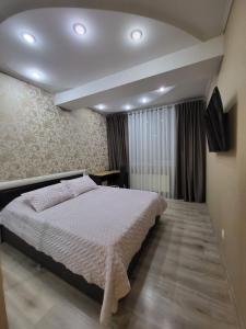 - une chambre avec un lit et une table dans l'établissement Apartment Buiucani, à Chişinău