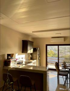 - une cuisine avec un comptoir et des chaises dans la chambre dans l'établissement Condominio en Residencial privada, à Santa Rosa de Copán