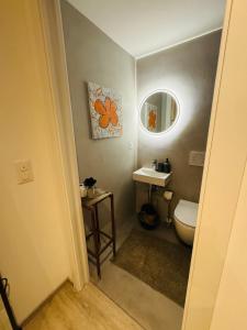 małą łazienkę z toaletą i umywalką w obiekcie Sottotetto grazioso St.Moritz w Sankt Moritz