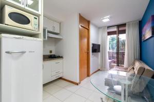 cocina con mesa de cristal y microondas en Depto frente Lago Paranoá - CLR314, en Brasilia