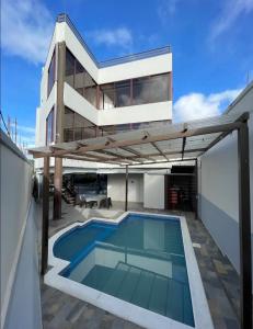 a house with a swimming pool on a roof at Condominio en Residencial privada in Santa Rosa de Copán