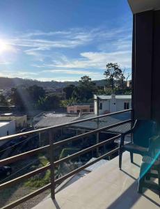 einen Balkon mit einer Bank auf einem Gebäude in der Unterkunft Condominio en Residencial privada in Santa Rosa de Copán