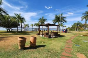 Un parque con un mirador y palmeras en la playa. en Depto frente Lago Paranoá - CLR314, en Brasilia