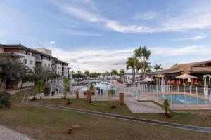 un complejo con piscina, palmeras y edificios en Depto frente Lago Paranoá - CLR314, en Brasilia